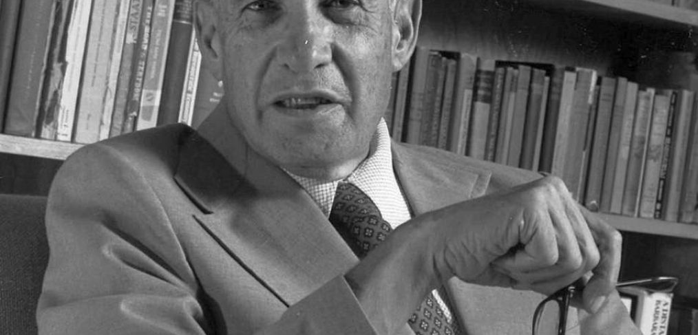 Peter Drucker, auteur de Managing in Turbulent Times, dans sa bibliothèque, par Bruno Marion