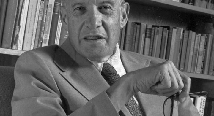 Peter Drucker, auteur de Managing in Turbulent Times, dans sa bibliothèque, par Bruno Marion